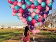Jailyne Ojeda Ochoa z dużymi balonami